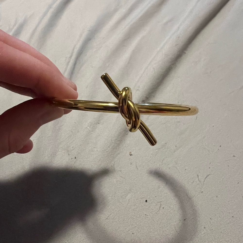 Elegant Gold Knot Bracelet